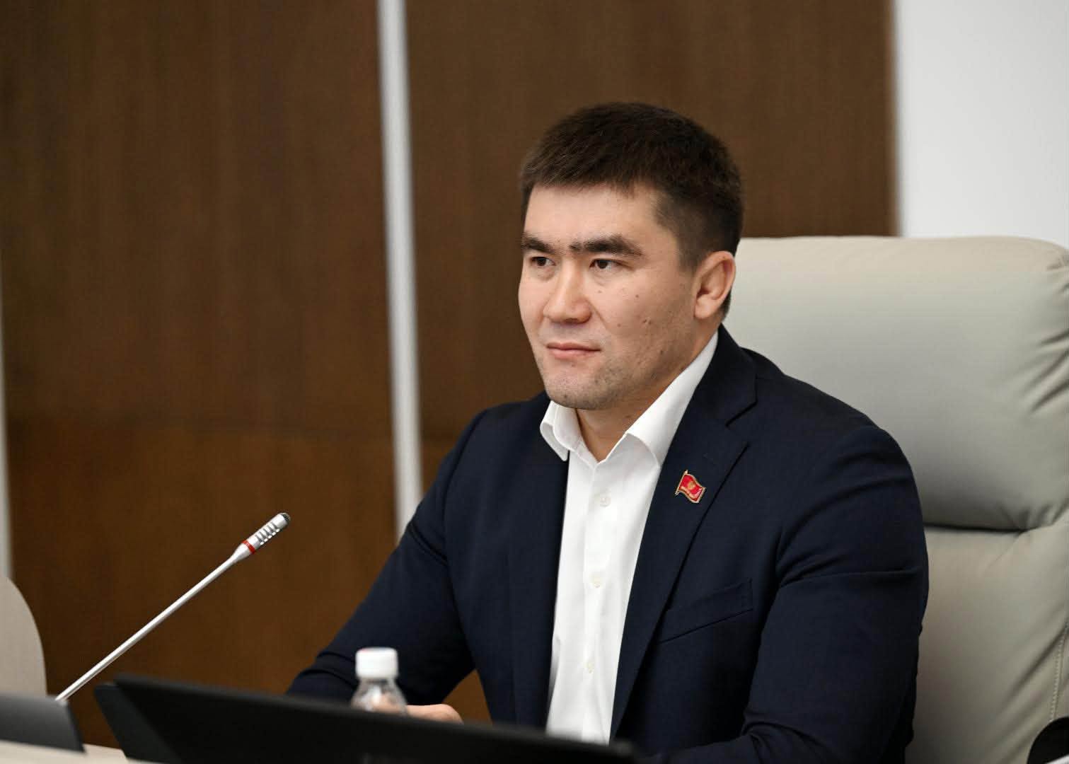 Депутат Аматов: "Бюджетте болжолдонгон 32 млрд сом өлчөмүндөгү профицит кандай максаттарга жумшалат?"
